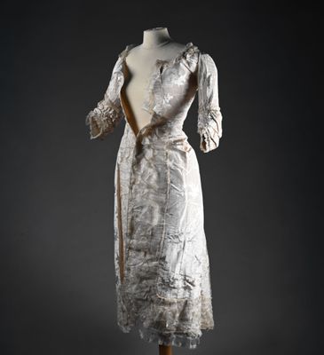 une image d'une robe de femme sur un mannequin