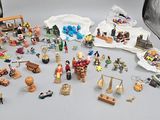 tout un tas de figurines qui sont posées sur la table