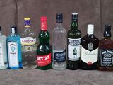 de nombreuses bouteilles d'alcool de toutes sortes alignées sur la table