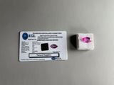 une image représentant un diamant violet et un diamant blanc posés sur une table