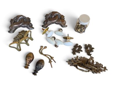 un ensemble d'objets divers disposés sur une surface blanche