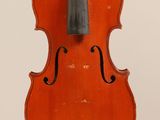 gros plan d'un violon avec un archet sur fond blanc