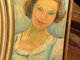 un tableau représentant une femme en robe bleue à côté d'une horloge