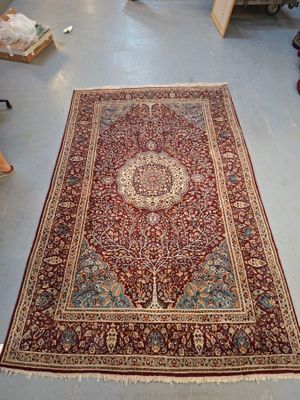 un tapis posé sur le sol d'une pièce en cours de rénovation