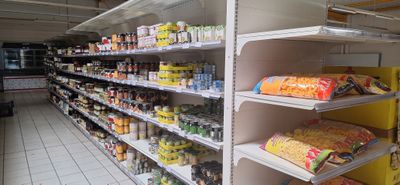 les nombreuses rayons de produits alimentaires du magasin qui se trouvent sur les étagères