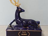 une figurine représentant un cerf posé sur une table