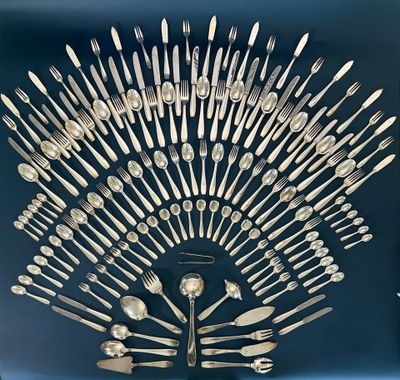 de nombreuses cuillères en argent et des cuillères à soupe disposées en éventail