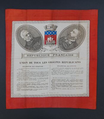 un vieux drapeau français sur lequel figurent deux hommes et des armoiries