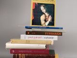 plusieurs livres empilés sur une table