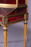Grande vitrine en bois, laiton et bronze doré ouvrant part d… (photo 4)