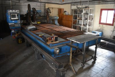 une image d'une usine avec un tapis roulant au milieu de la pièce