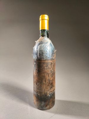 une bouteille de vin posée sur une table