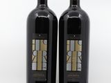 deux bouteilles de vin posées l'une à côté de l'autre sur une table