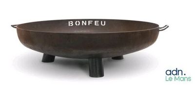 une photo d'un foyer extérieur surmonté d'un « bonfeu »
