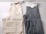 deux paires de pantalons posées l'une à côté de l'autre sur une table