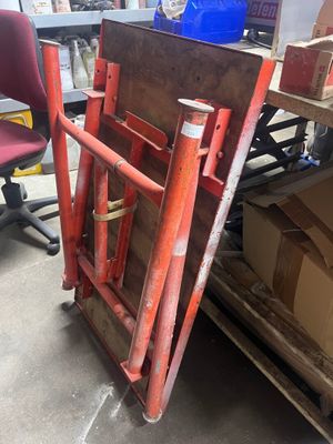 une chaise rouge posée à côté d'une pile de cartons