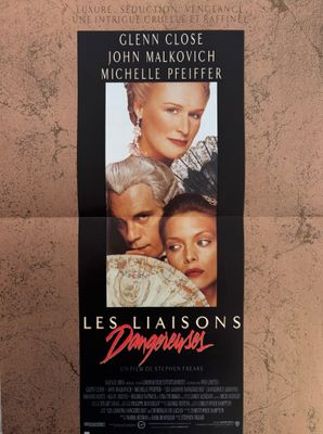 L'affiche du film « Les Liaisons » est accrochée au mur.