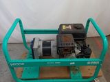 une petite machine verte posée sur une palette en bois