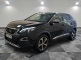 le 4x4 noir est garé sur le sol en damier d'un garage