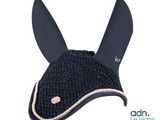 bonnet de lapin noir en tricot avec des oreilles, sur fond blanc