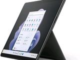 une image d'un ordinateur tablette posé sur une table