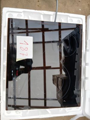 une photo d'un réfrigérateur en panne sur laquelle est collée une note