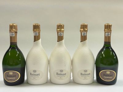 quatre bouteilles de champagne sont alignées sur une surface blanche