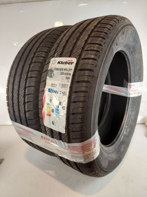 une photo d'un pneu exposé dans un showroom