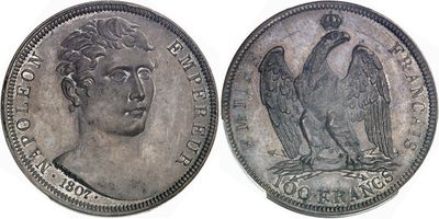 un gros plan d'une pièce de monnaie sur laquelle est posé un oiseau