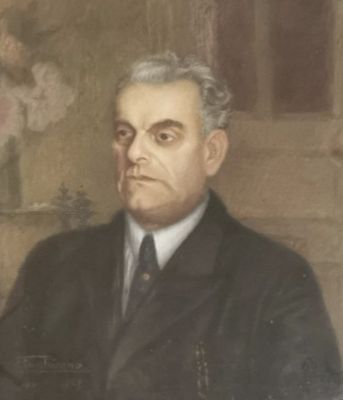 portrait d'un homme en costume-cravate, assis devant un tableau