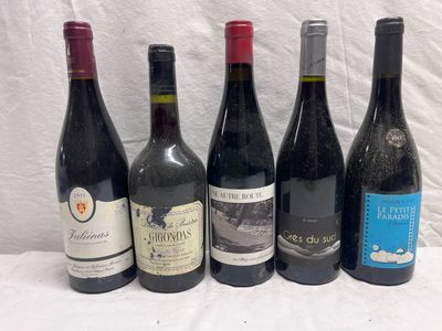 plusieurs bouteilles de vin sont alignées sur une table