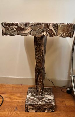 une table en marbre avec un miroir dans un coin