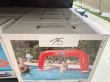 deux cartons de jouets aquatiques sur l'étagère du magasin