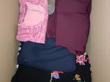 une boîte en carton remplie de vêtements et d'un oreiller