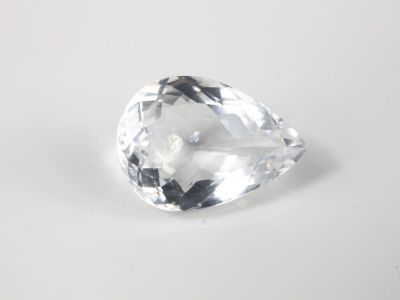 un diamant blanc sur une surface blanche
