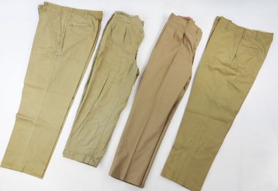 Ensemble de quatre pantalons beige, deux chemises et deux ve…