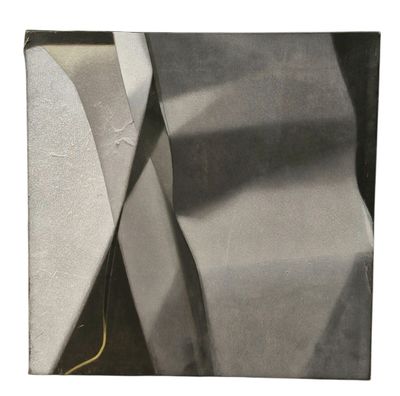 une photo en noir et blanc d'une feuille de papier posée sur une table