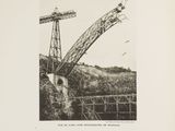 une vieille photo en noir et blanc d'un pont enjambant une rivière
