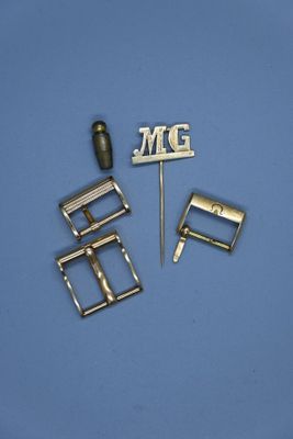 deux boucles métalliques et une épingle métallique sur un fond bleu