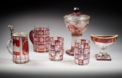 un grand nombre d'objets en verre posés sur une table
