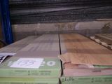 une pile de cartons posée sur une palette