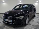 l'audi noire est garée sur le sol en damier d'un garage