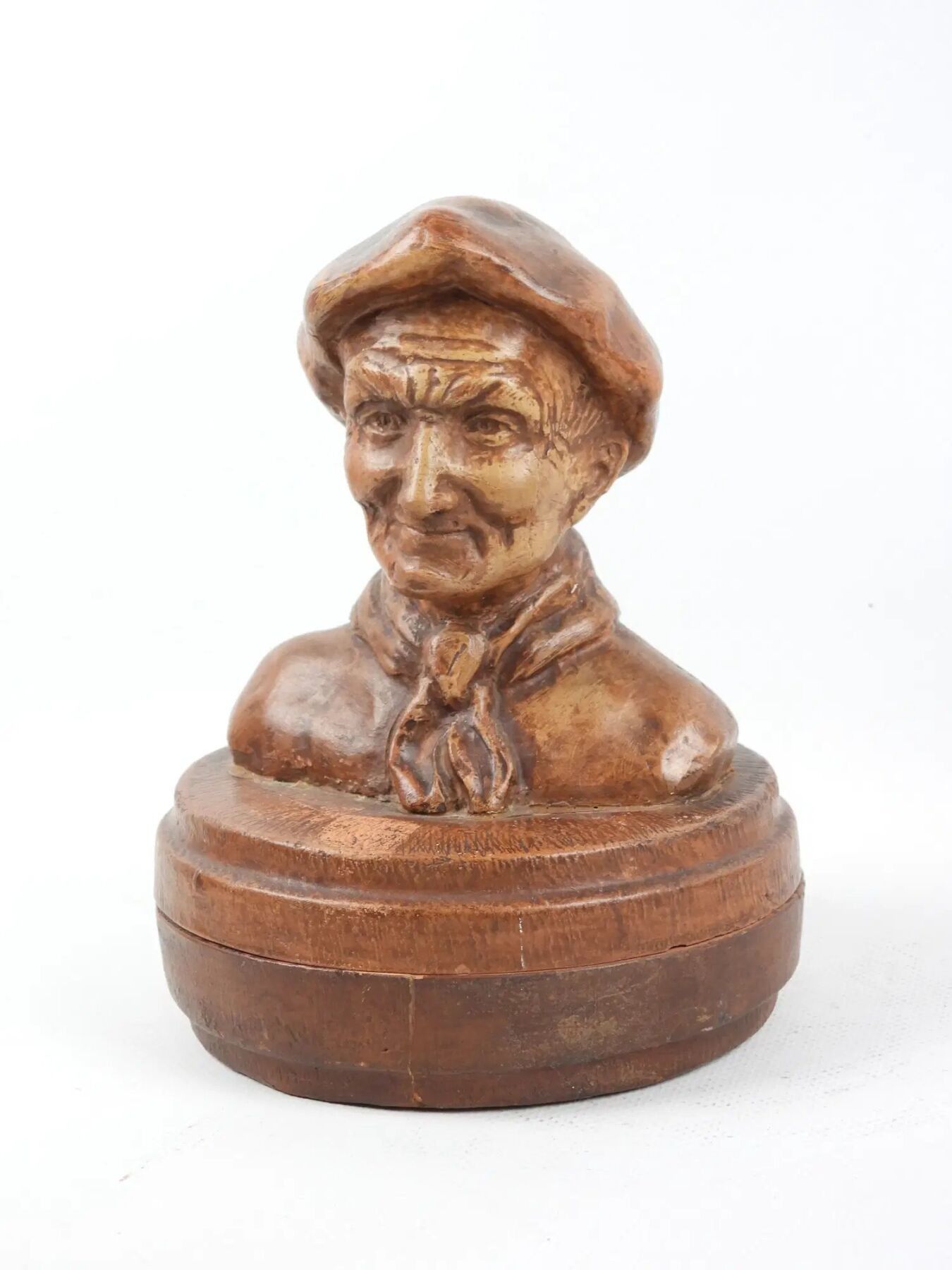 Victor FELTRIN (1909-1993). Buste d'homme coiffé d'un béret formant bonbonnière en terre cuite, signée. H.: 18 cm (pa...