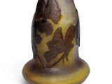un vase orné d'un motif marron et jaune