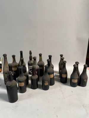 un grand nombre de bouteilles posées sur une table