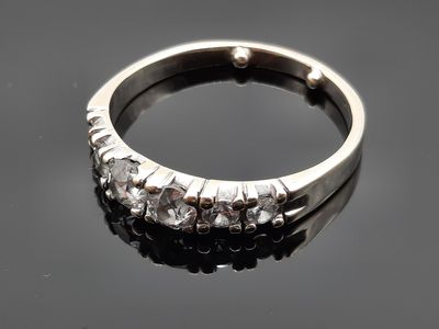 gros plan d'une bague en diamant sur une surface noire