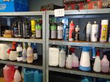 de nombreuses bouteilles et récipients sur les étagères du garage