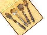 quatre cuillères et une fourchette dans une boîte en bois