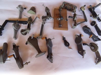 un grand nombre d'outils posés sur une table