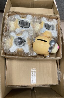 une boîte en carton contenant une tirelire